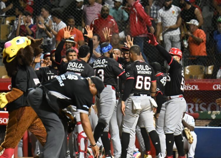 Leones rompen racha de ocho derrotas consecutivas tras victoria sobre Licey
