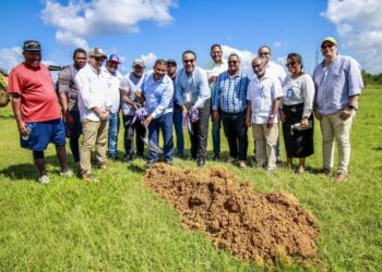 INEFI continúa rescate del béisbol escolar; da primer picazo para construcción de play en San Antonio de Guerra