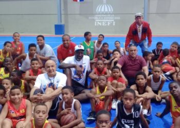 Grillo Vargas y Eduardo Gómez imparten Clínica de Baloncesto en el Capotillo