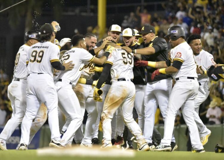 Águilas dejan tendidos en el terreno al Licey