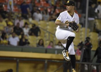 Águilas remontan y vencen a los Leones