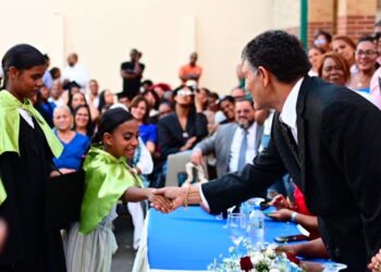 Alcalde SDO gradúa a 300 estudiantes en reactivación de Escuelas Laborales