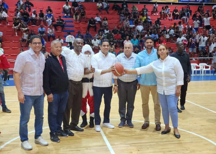 Kelvin Cruz anuncia aporte de un millón de pesos para el TBS de San Cristóbal