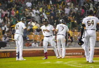 Águilas empatan en primero con las Estrellas al vencerlas 6-5