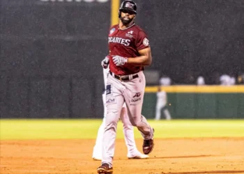 Peguero se corona líder de jonrones de Gigantes; equipo empata en cuarto lugar tras victoria ante Águilas en juego acortado por lluvia