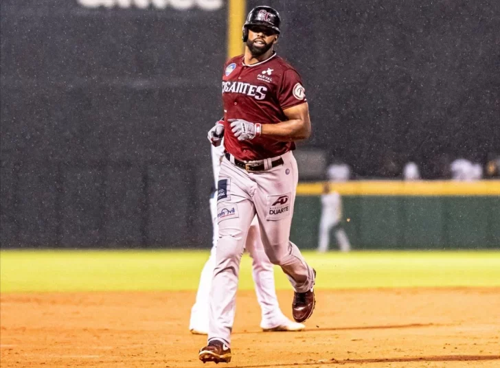Peguero se corona líder de jonrones de Gigantes; equipo empata en cuarto lugar tras victoria ante Águilas en juego acortado por lluvia