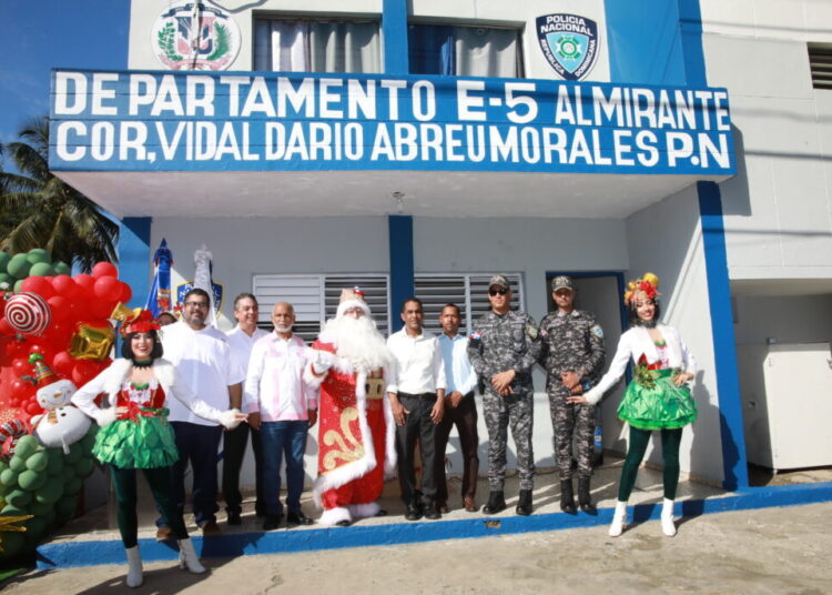 INDOTEL lleva Navidad a El Almirante y su destacamento conectado a la red