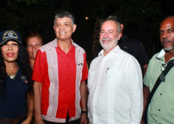 Alcalde de SDO enciende las luces de la Navidad