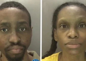 Pareja deja morir de hambre a su hijo de tres años y lo entierra en el jardín