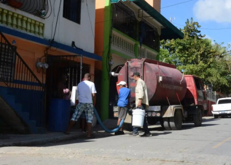 Quejas por escasez de agua potable en Cancino Adentro