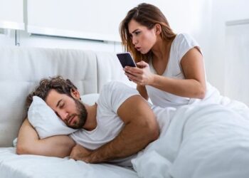 ¿Es válido tener la clave del celular de tu pareja? Psicóloga responde que solo «por un tiempo»