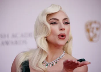 Lady Gaga se une a la moda navideña con una versión de «Santa Claus is coming to town»