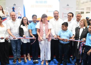 Vicepresidenta inaugura junto al INEFI polideportivo en Santiago