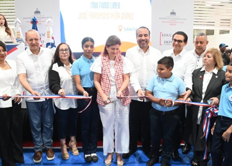 Vicepresidenta inaugura junto al INEFI polideportivo en Santiago