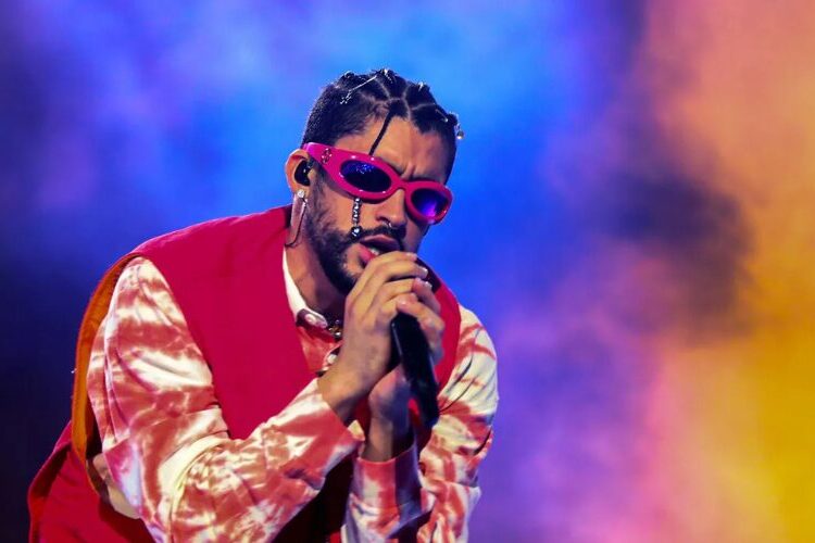 Bab Bunny gana tres premios Billboard y Karol G se lleva el galardón de artista latina