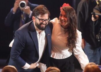 El presidente de Chile, Gabriel Boric, anuncia que será padre por primera vez