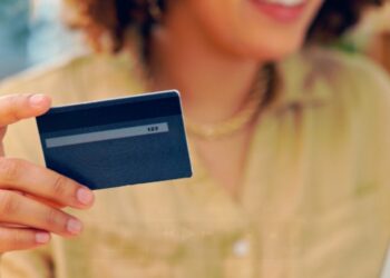 Usuarios prefieren tarjetas de débito para compras locales por internet y de crédito para internacionales