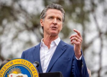 California declara el estado de emergencia para ayudar en la respuesta al terremoto