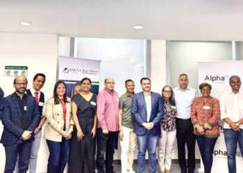 Alpha Inversiones y Barna Licenciaturas capacitan a periodistas sobre inversiones en el mercado de valores