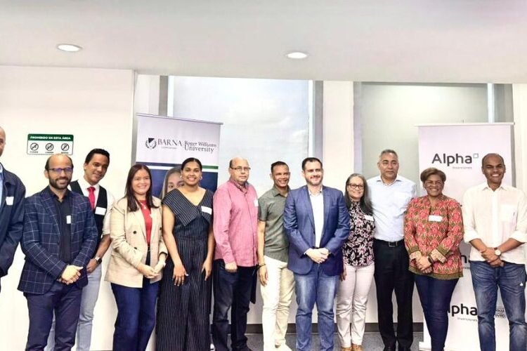 Alpha Inversiones y Barna Licenciaturas capacitan a periodistas sobre inversiones en el mercado de valores