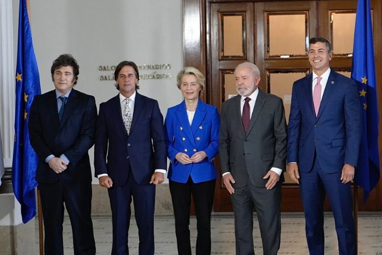 El Mercosur y la Unión Europea cierran en Montevideo un acuerdo de libre comercio