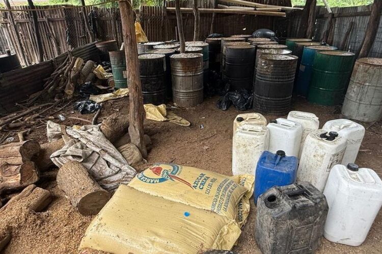 Autoridades decomisan más de 2,600 galones de bebidas adulteradas y apresa dos personas en Santiago