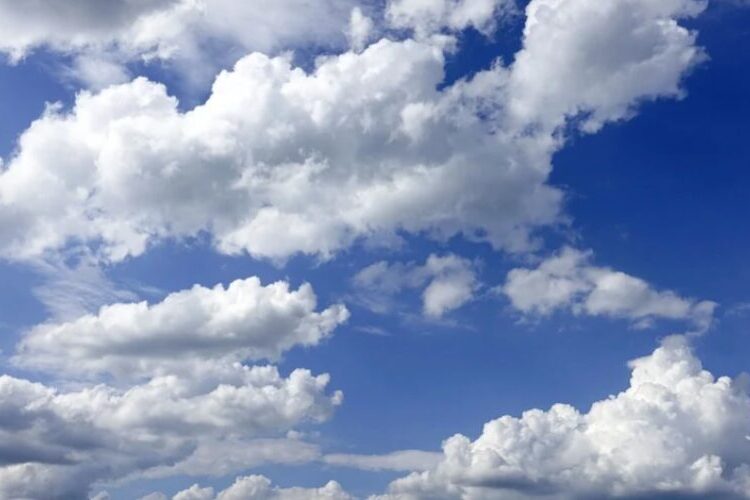 Nubes dispersas en gran parte del país, con chubascos aislado en algunas localidades