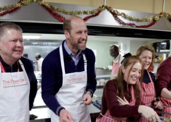 El príncipe de Gales sirvió comidas a los sintecho 30 años después de hacerlo con lady Di