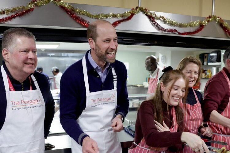 El príncipe de Gales sirvió comidas a los sintecho 30 años después de hacerlo con lady Di