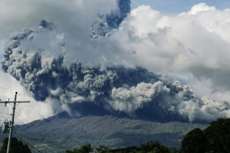 Filipinas comienza a evacuar a 87.000 personas por la erupción del volcán Kanlaon