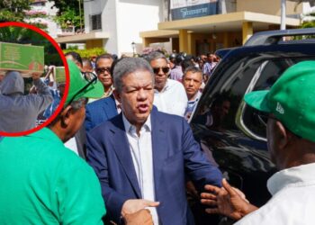 Leonel Fernández entrega cajas navideñas a cientos de dominicanos en Casa del Pueblo