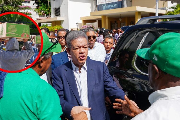 Leonel Fernández entrega cajas navideñas a cientos de dominicanos en Casa del Pueblo