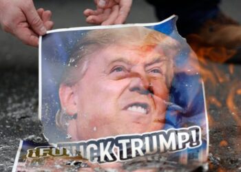 Queman una bandera de EE.UU. y carteles de Trump en Panamá tras amenazas sobre el canal