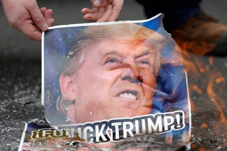 Queman una bandera de EE.UU. y carteles de Trump en Panamá tras amenazas sobre el canal