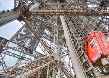 Evacuada temporalmente la torre Eiffel por un cortocircuito en los ascensores
