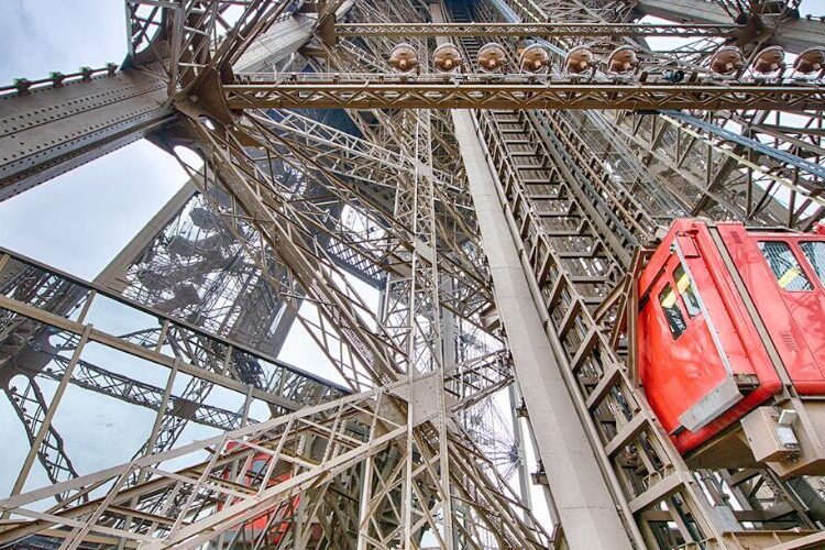Evacuada temporalmente la torre Eiffel por un cortocircuito en los ascensores