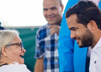 Omar Fernández entrega 12,000 kits de alimentos para familias vulnerables