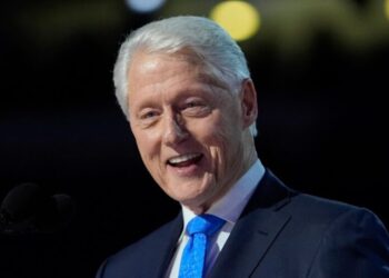 Bill Clinton sale del hospital al que había sido ingresado por gripe