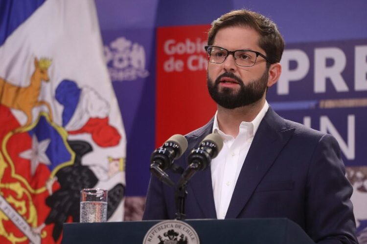 Boric indulta a mujer condenada a 20 años de cárcel por matar a su exesposo maltratador