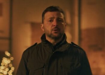 Zelenski felicita a los ucranianos, que celebran por segunda vez la Navidad en diciembre