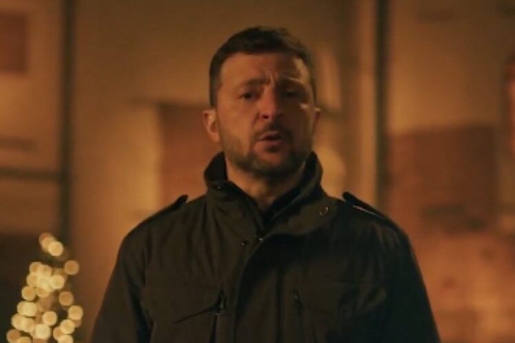 Zelenski felicita a los ucranianos, que celebran por segunda vez la Navidad en diciembre