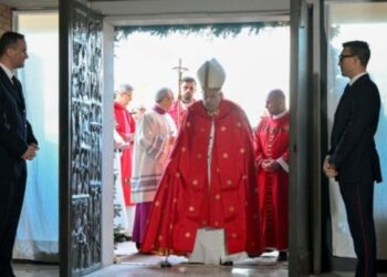 El papa abrió la Puerta Santa en una cárcel de Roma y pidió que no se pierda la esperanza