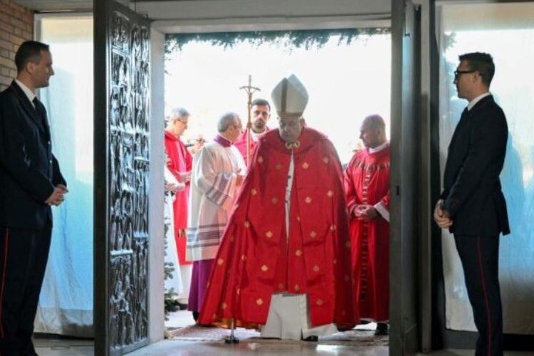 El papa abrió la Puerta Santa en una cárcel de Roma y pidió que no se pierda la esperanza