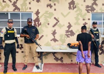 CESFRONT y DNCD ocupan 20.4 libras de marihuana en un vehículo del transporte público en Pedernales