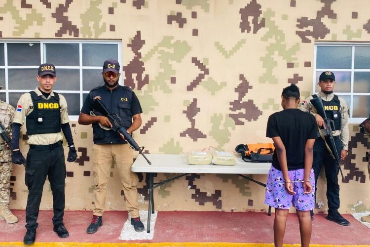 CESFRONT y DNCD ocupan 20.4 libras de marihuana en un vehículo del transporte público en Pedernales