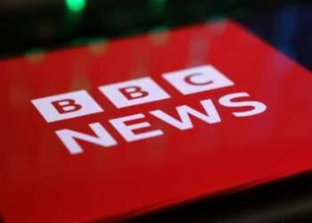 La BBC se queja a Apple después de que su nueva IA generase un titular de noticia falso