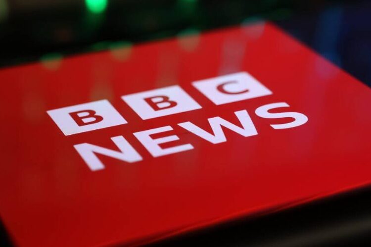 La BBC se queja a Apple después de que su nueva IA generase un titular de noticia falso