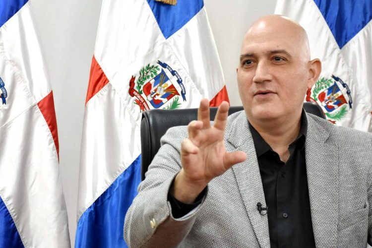 Renuncia el ministro de Economía, Pável Isa Contreras