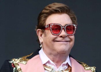 El cantante Elton John, icono del año 2024 para la revista Time