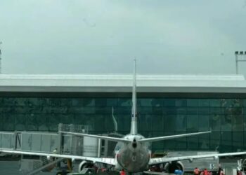 Detienen a pasajero de avión en Guatemala que amenazó falsamente con bomba